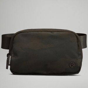 Lululemon Everywhere Belt Bag - Heritage Camo